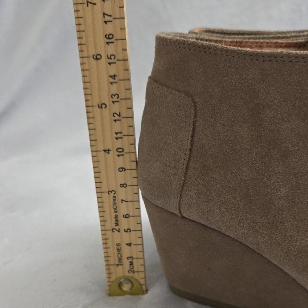 TOMS Desert Wedge Booties Womens Tan Suede Lace Up Ankle Boots Casual Comfort - Picture 7 of 12